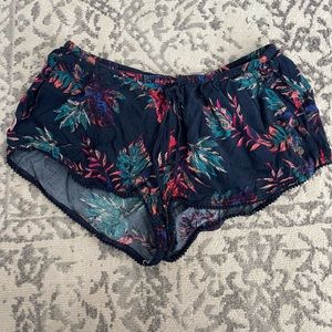 Roxy Floral Short Shorts Size Small